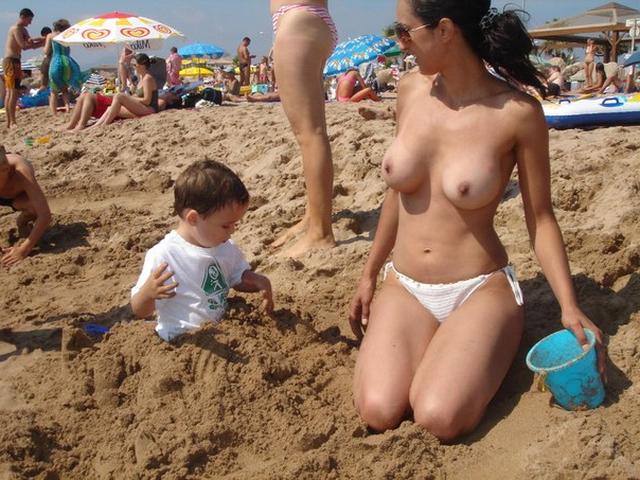 Молоденькие нудистки на пляжах страны