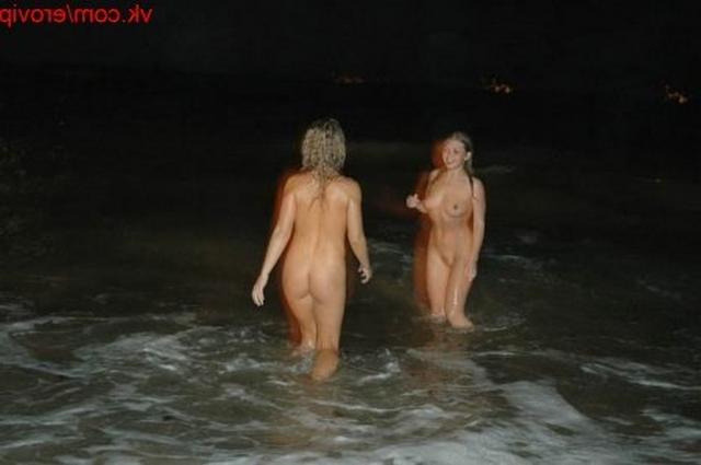 Подружки ласкаются на берегу моря