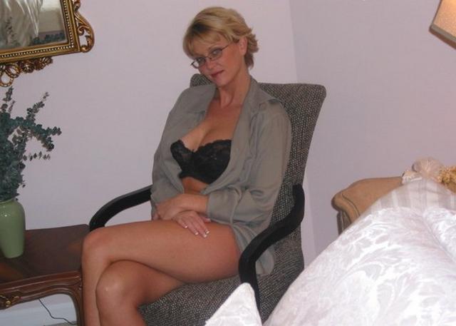 Сорокалетняя блондинка с силиконовой грудью